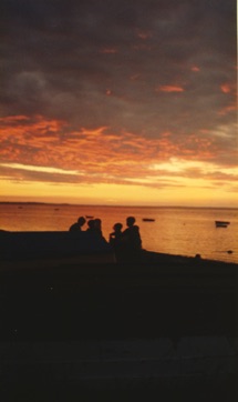 VED STRANDEN - LYSTRUP STRAND  1996 - Unger i solnedgangen